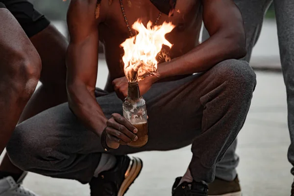 A fekete ember felgyújtotta az üveget, tiltakozott George Floyd halála miatt. — Stock Fotó