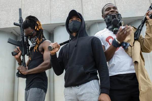 Tres hombres negros con armas listos para disparar si la discriminación no se detiene — Foto de Stock