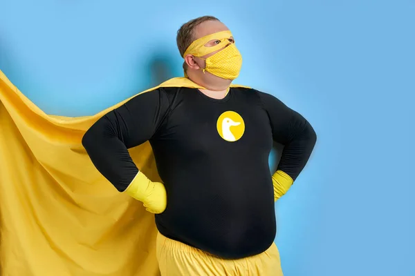 Kavkazský tuk čistící muž v kostýmu superhrdiny — Stock fotografie