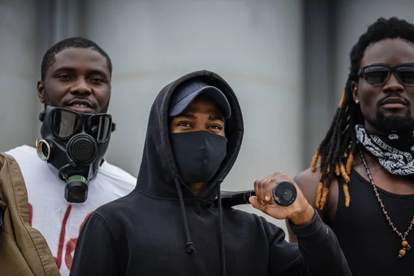 Retrato de homens negros armados nas ruas — Fotografia de Stock