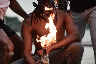 Siyah Amerikalı göstericiler kumaşla şişeleri ateşe verdi.