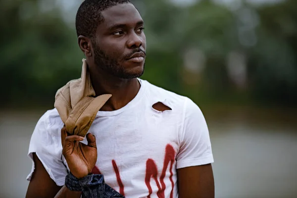 Junger schwarzer Mann im T-Shirt mit BLM-Aufschrift — Stockfoto