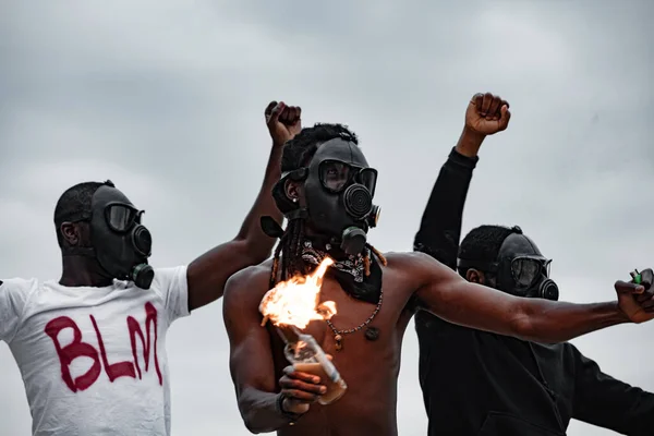 残忍的黑人举行示威，吵吵闹闹 — 图库照片