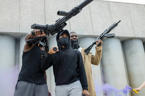 Μαύροι με όπλα στους δρόμους. — Φωτογραφία Αρχείου