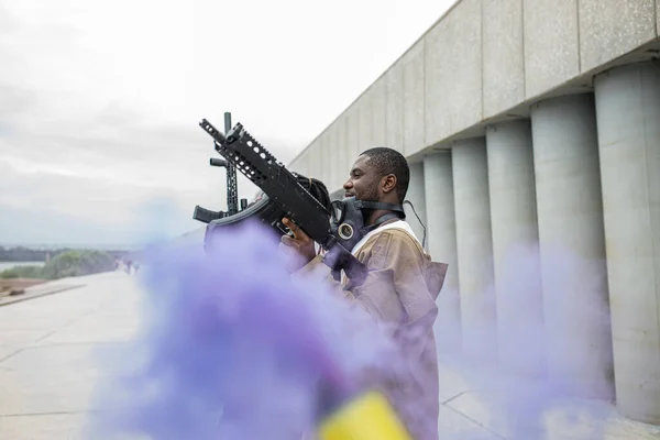 路上で銃を持ったアフリカ系アメリカ人を武装させ — ストック写真