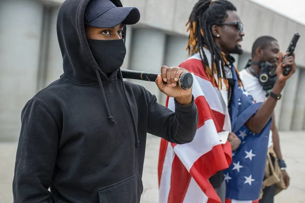 Negros agressivos com armas nas ruas — Fotografia de Stock