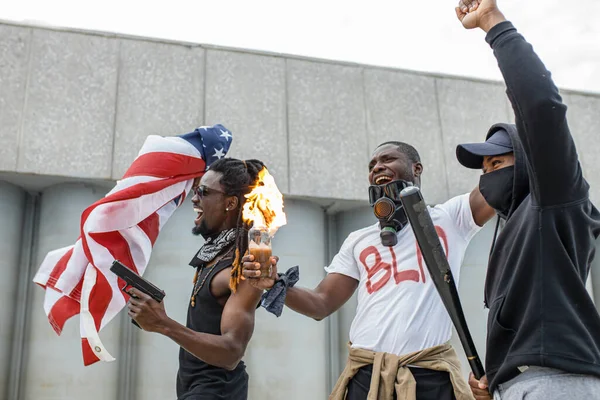 Hombres africanos agresivos prendieron fuego a botellas en las calles mientras se manifestaban — Foto de Stock