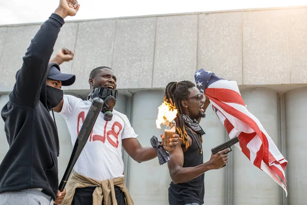 Агрессивные черные люди с оружием на улицах — стоковое фото