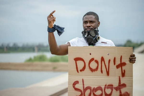 Manifestantes negros en América con pancartas, se quejan de la policía — Foto de Stock