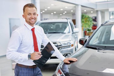 Kendine güvenen beyaz pazarlamacı alıcılarla otomotiv tartışması yaptı