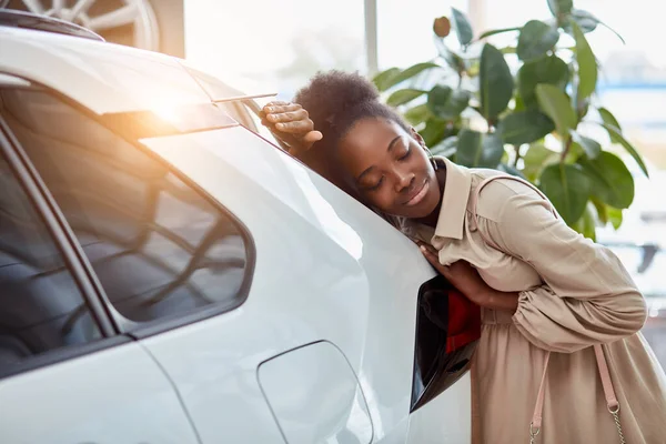 Attraente afro donna sogni di auto nuove — Foto Stock