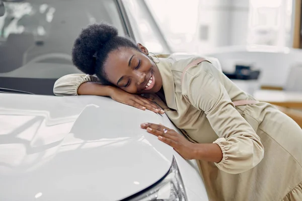 Attraente afro donna sogni di auto nuove — Foto Stock