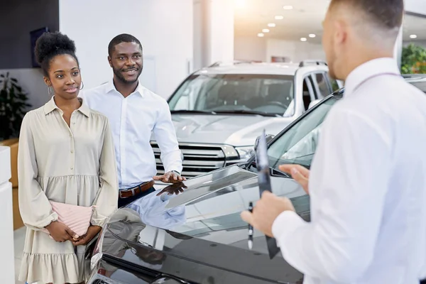 Africano casal americano veio a olhar para o carro para compra futura — Fotografia de Stock