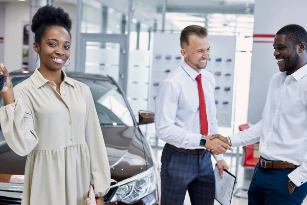 Portrait of new happy owner of car — Stock Photo, Image