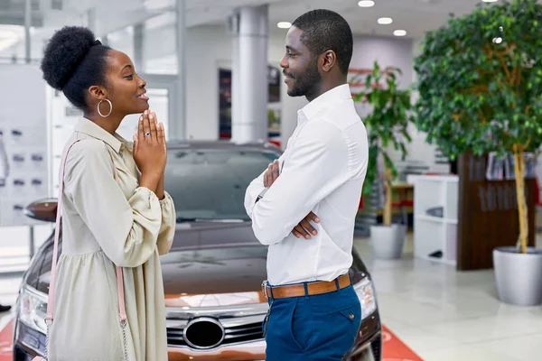 Mooie dame smeekt haar man om een auto te kopen — Stockfoto