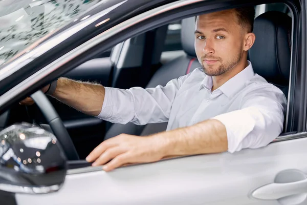 Selbstbewusster schöner Mann am Steuer eines Autos — Stockfoto