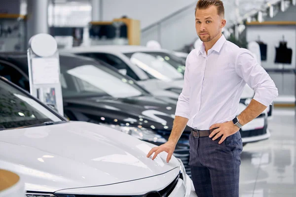 Portret van gelukkige klant man kopen van nieuwe auto — Stockfoto