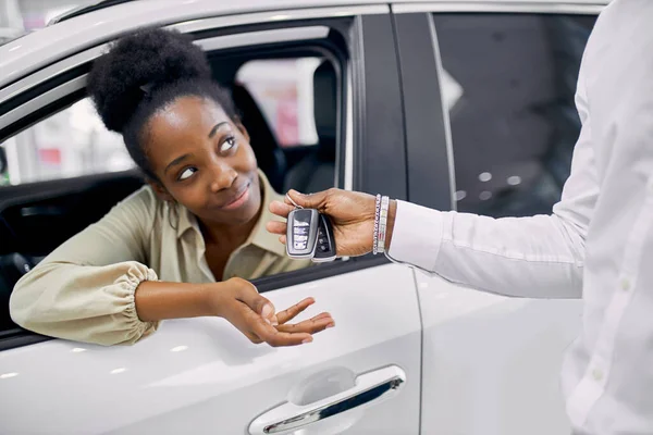 Jovem mulher africana cumpriu seu sonho, comprou um carro — Fotografia de Stock