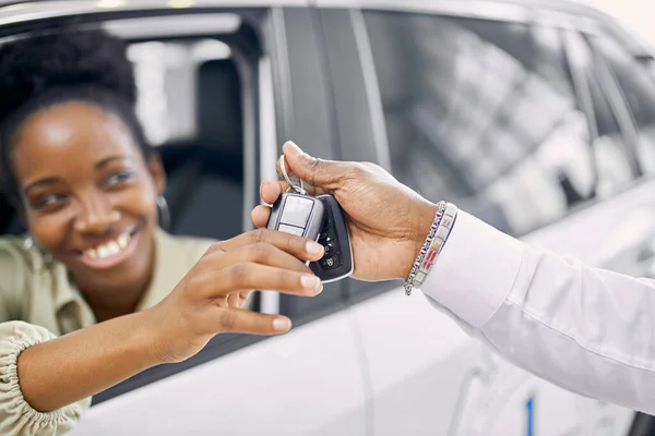 Gerente profissional dá chaves do carro novo ao cliente — Fotografia de Stock