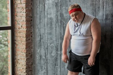 Spor egzersizlerinden sonra yorgun şişman adam.