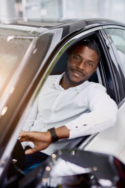 Siyah adam bayilikten memnun.