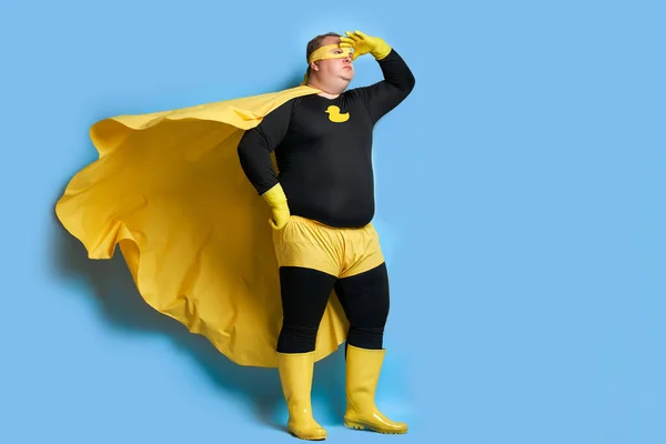 Homem super-herói gordo é capaz de salvar o mundo — Fotografia de Stock