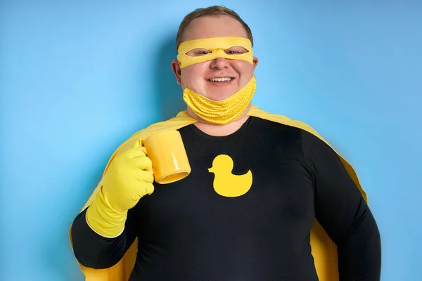 Retrato de superhéroe sonriente positivo hombre con copa amarilla —  Fotos de Stock