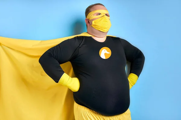 Очищення супергероя рятує світ від бруду — стокове фото