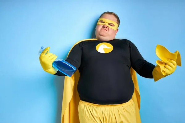 Nadváha superhrdina muž použít detergenty — Stock fotografie