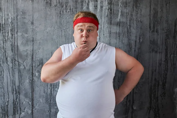 Guapo gordo grita un silbato —  Fotos de Stock