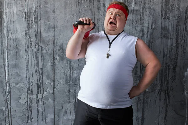 Gordura forte masculino mostra sua competência com o uso de kettlebell — Fotografia de Stock