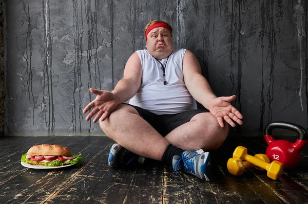 Ragazzo fumetto vuole perdere peso e allo stesso tempo vuole mangiare — Foto Stock