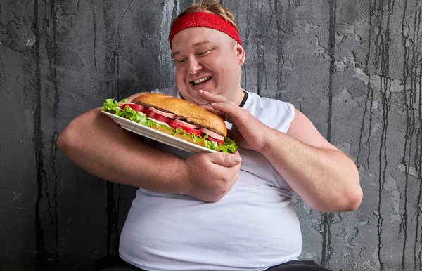 Komiczny człowiek z nadwagą jak ta kanapka — Zdjęcie stockowe