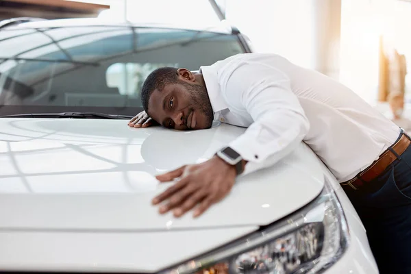 Felice uomo nero abbraccio la sua nuova auto — Foto Stock