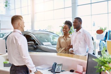 Dost canlısı yönetici ve bayilik danışmanı müşterileri karşıladı