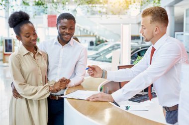Dost canlısı yönetici ve bayilik danışmanı müşterileri karşıladı