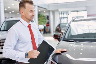 Kendine güvenen beyaz pazarlamacı alıcılarla otomotiv tartışması yaptı