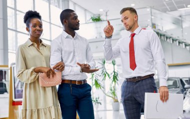 arabacı müşterilere danışıyor