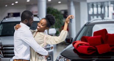 Yakışıklı, esmer adam karısını memnun ediyor.