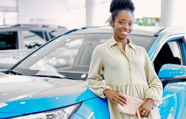 Ritratto di donna africana magra accanto alla nuova auto blu — Foto Stock