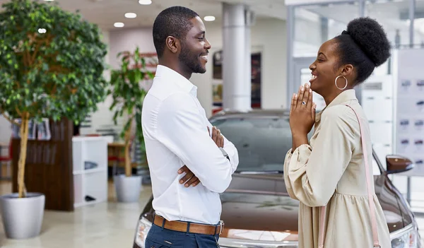 Mooie vrouw vraagt haar man om een auto te kopen — Stockfoto