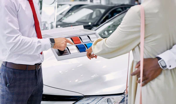 非洲客户选择汽车经销店的颜色 — 图库照片