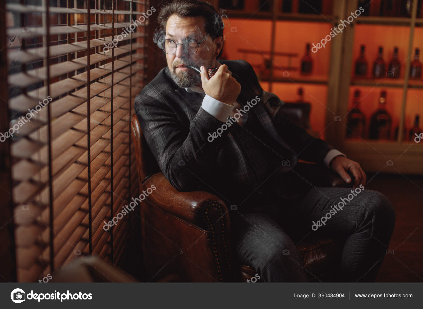 Reflekterende, velkledd, moden skjeggete mann i glass som røyker tobakkspipe  – stockfoto © ufabizphoto #390484904, image size:1600x1167