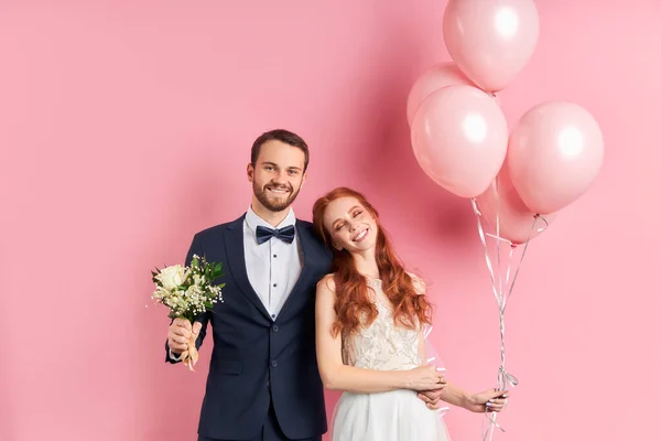 Casal caucasiano atraente antes do casamento — Fotografia de Stock