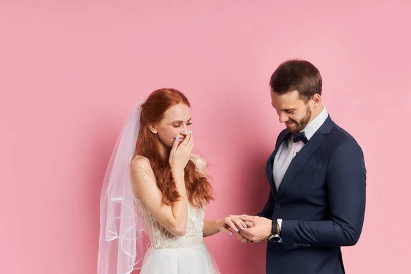 Módní gentleman ve smokingu s motýlkem na prstenu nevěsty — Stock fotografie