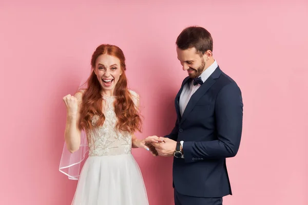 Mulher feliz alegre com cabelo de auburn feliz para se casar — Fotografia de Stock