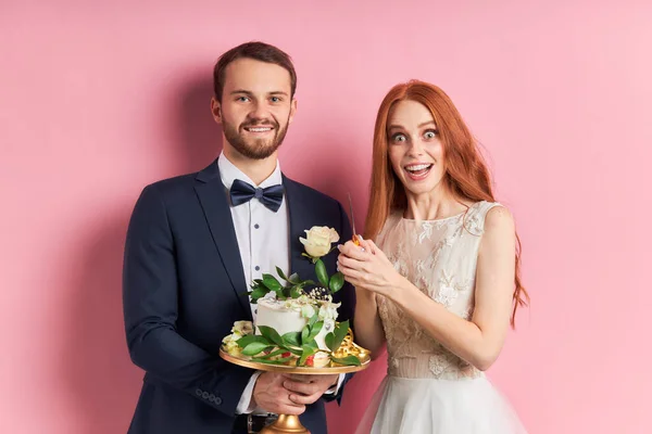 Jovem casal caucasiano segurando bolo doce — Fotografia de Stock