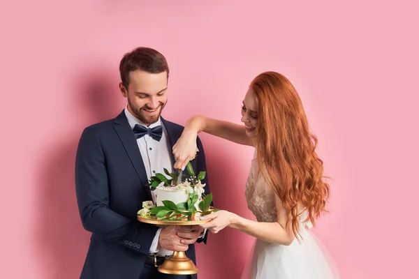 Hermosa pareja celebrar su boda comiendo pastel dulce — Foto de Stock