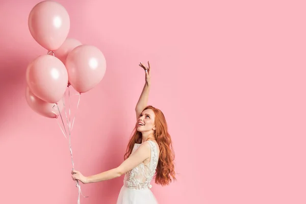 Senhora alegre e atraente em vestido branco com balões de ar — Fotografia de Stock