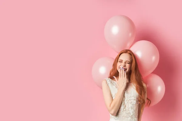 Smějící se běloška se vzduchovými balónky ve svatebních šatech — Stock fotografie